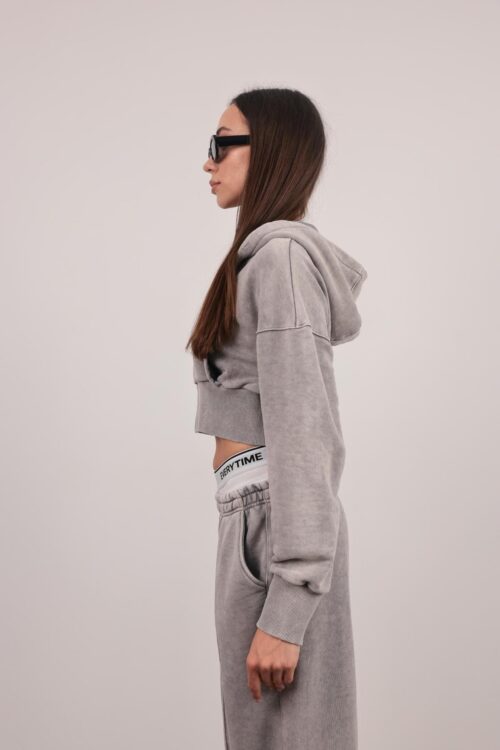sweatshirt crop top gris avec capuche et fermeture éclair vue de côté