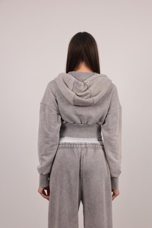 sweatshirt crop top gris avec capuche et fermeture éclair vue de dos
